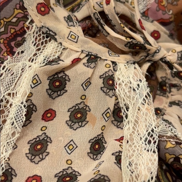 Q: GIMMICKS by BKE Bohemian Blouse Print Lace Detail Beige and Cream - Picture 8 of 8